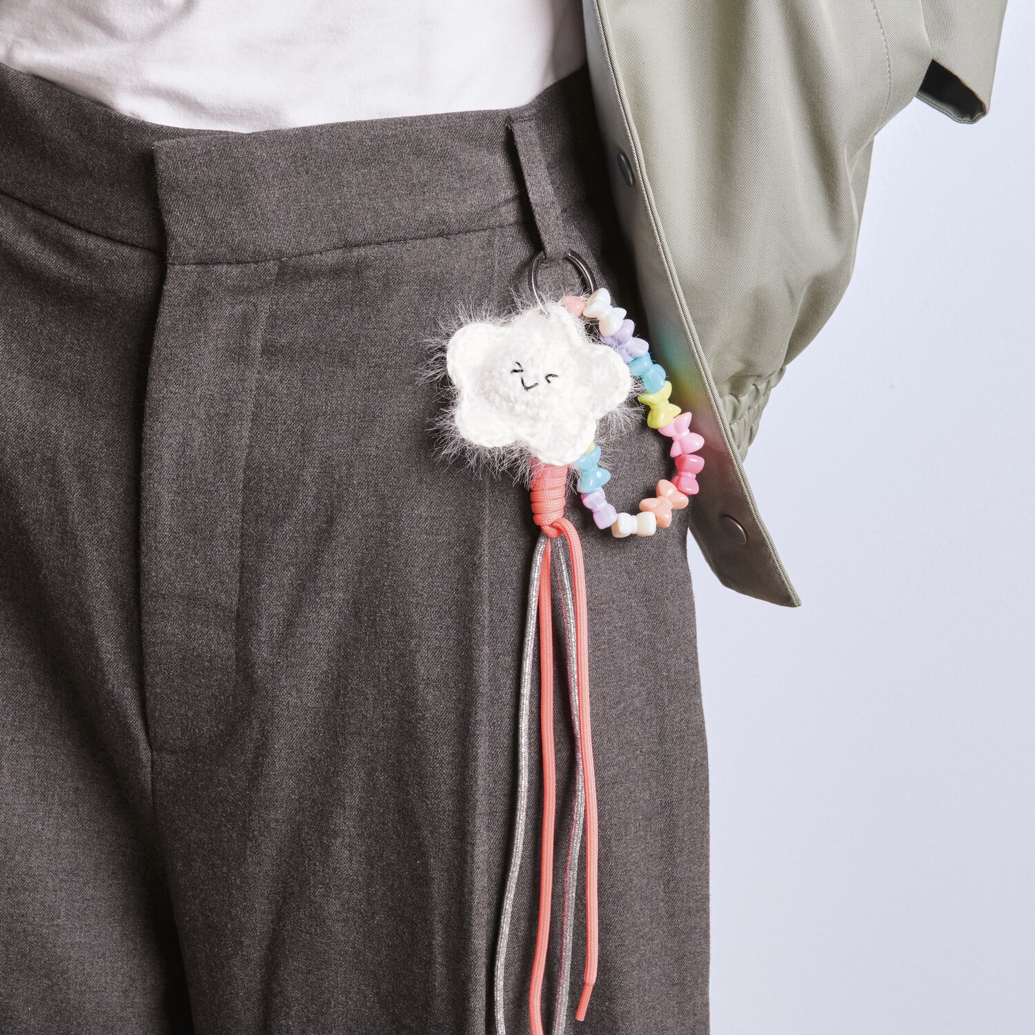 Ricorumi Häkelset Schlüsselanhänger - Chingu Sky: Bunter Anhänger an grauer Hose, kreative DIY-Deko.